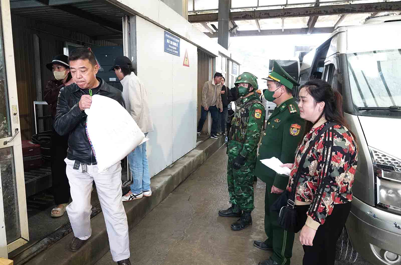 The authorities carefully control the luggage of people entering and leaving Laos for Vietnam at Cau Treo International Border Gate. Photo: Tran Tuan