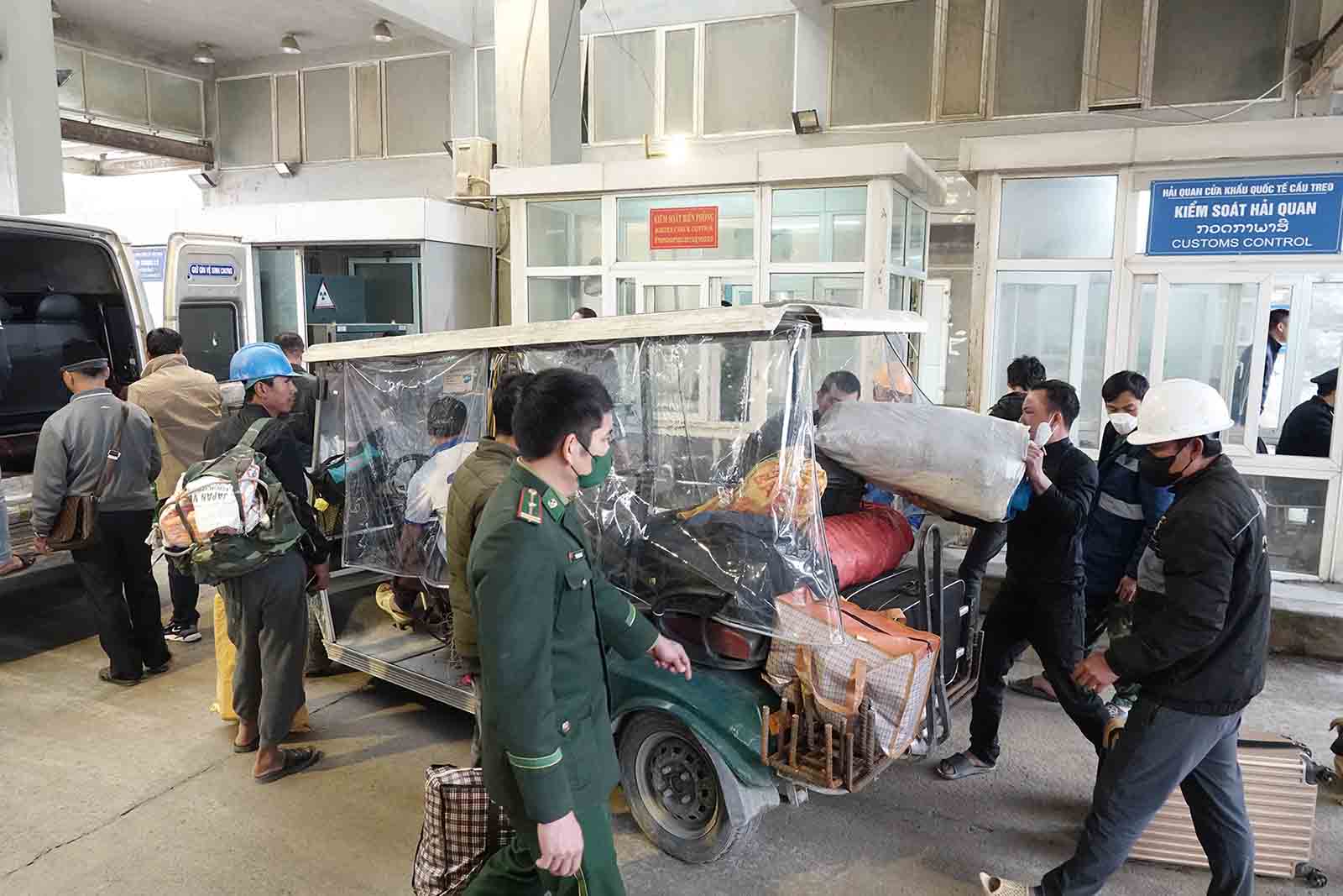 Nhieu nguoi lam thu tuc nhap canh tu Lao vao Viet Nam. Anh: Tran Tuan.