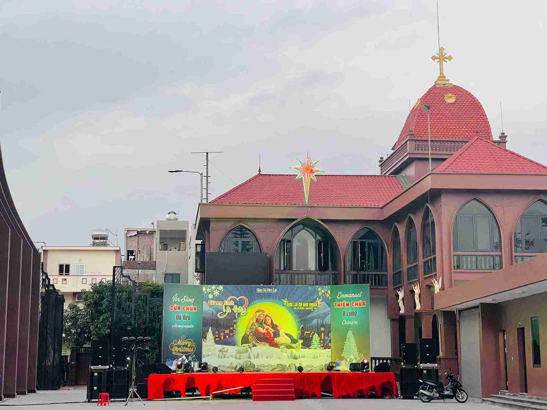 Nha tho Kim Lai, Hai Phong - noi giao dan tu hop, chuan bi don Giang sinh. Anh: Mai Huong