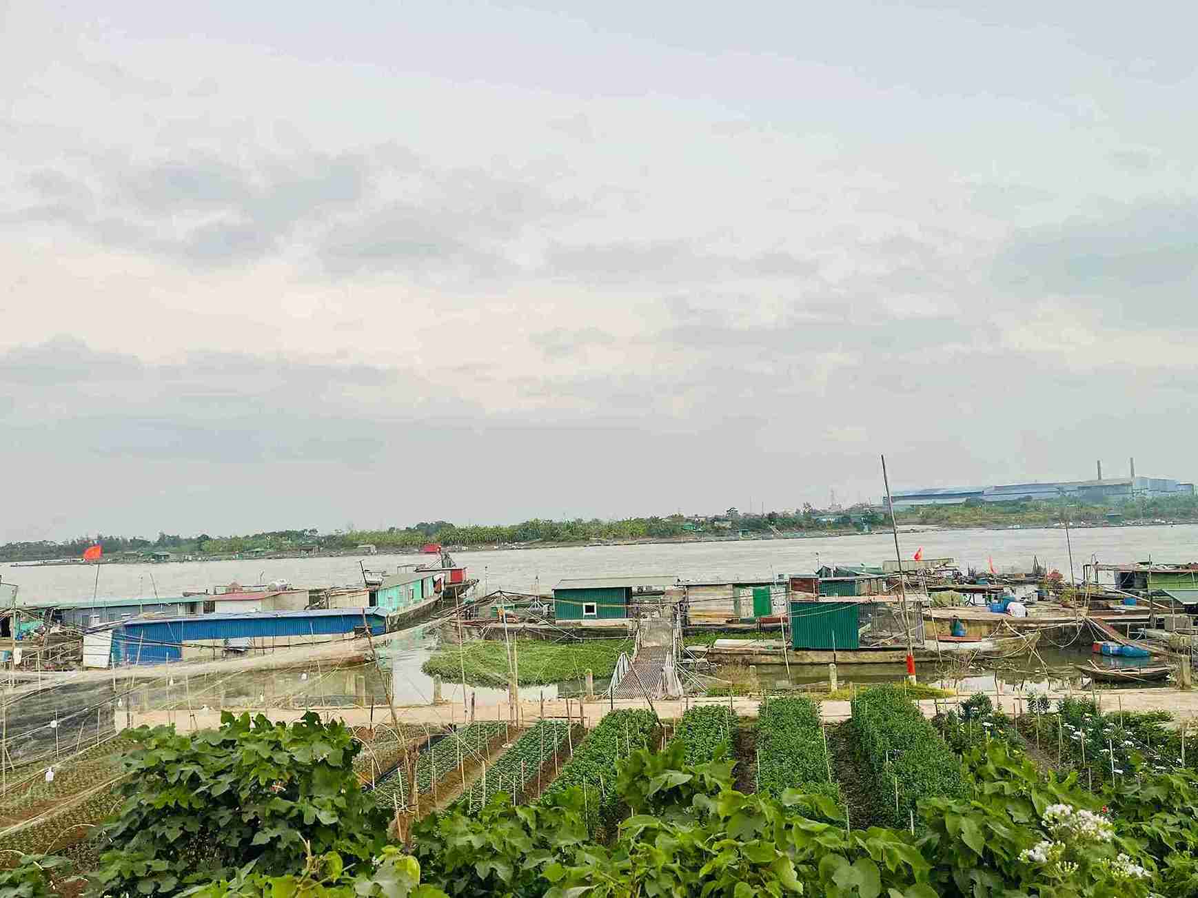 Thuyen ca va long nuoi thuy san tren song nhac nho nghe xua cua ngu dan. Anh: Mai Huong