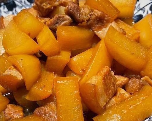 돼지고기 흰무 조림은 힘든 일을 하는 노동자에게 적합한 음식 중 하나입니다. 사진: Kieu Vu