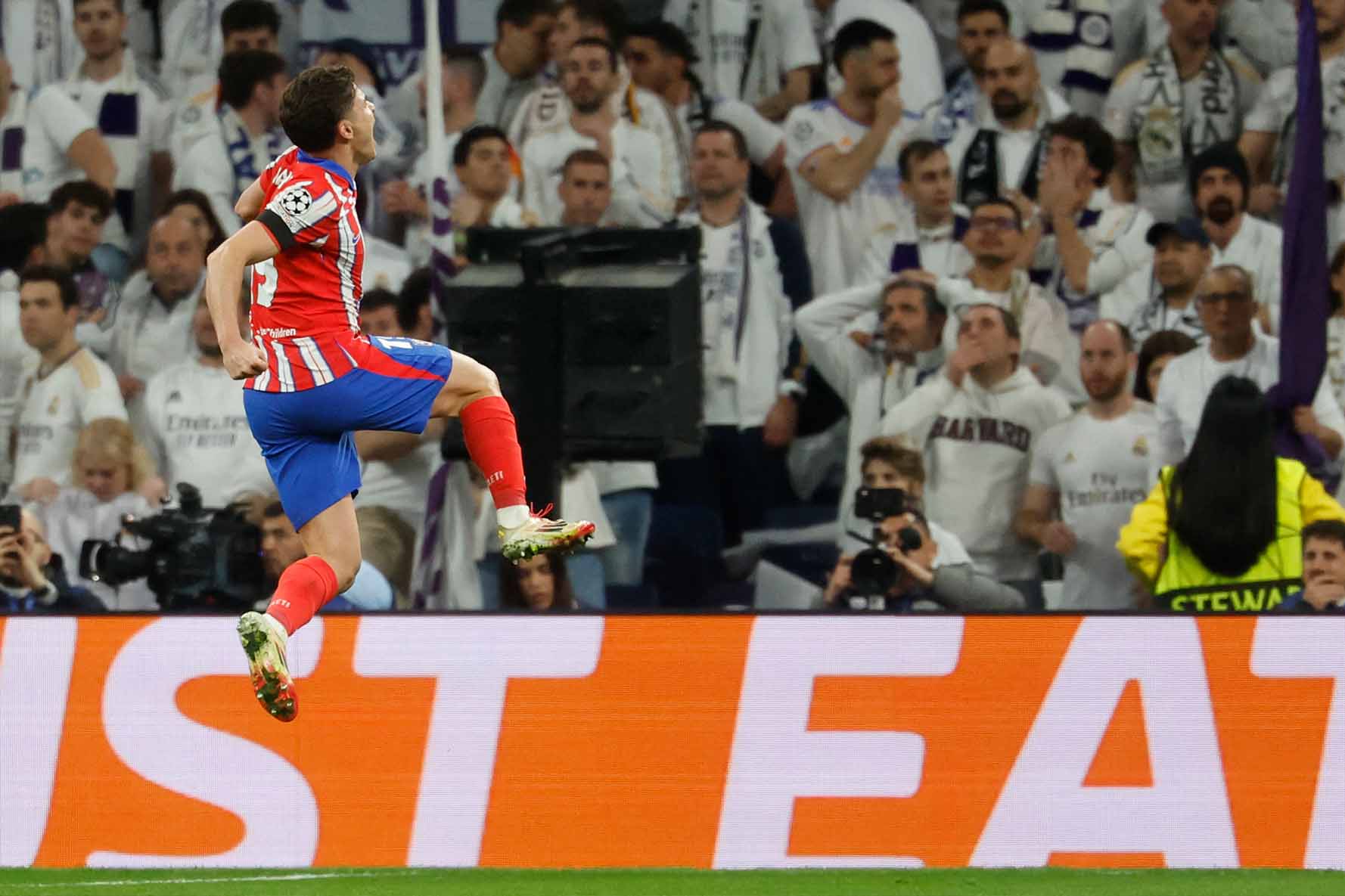 Julian Alvarez rat tai nang va con tre nhung gia qua dat. Anh: AFP