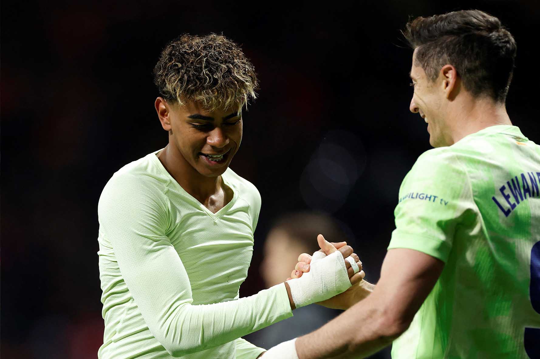 Robert Lewandowski va Lamine Yamal dang la nhung dau tau tren hang cong cua Barcelona. Anh: AFP