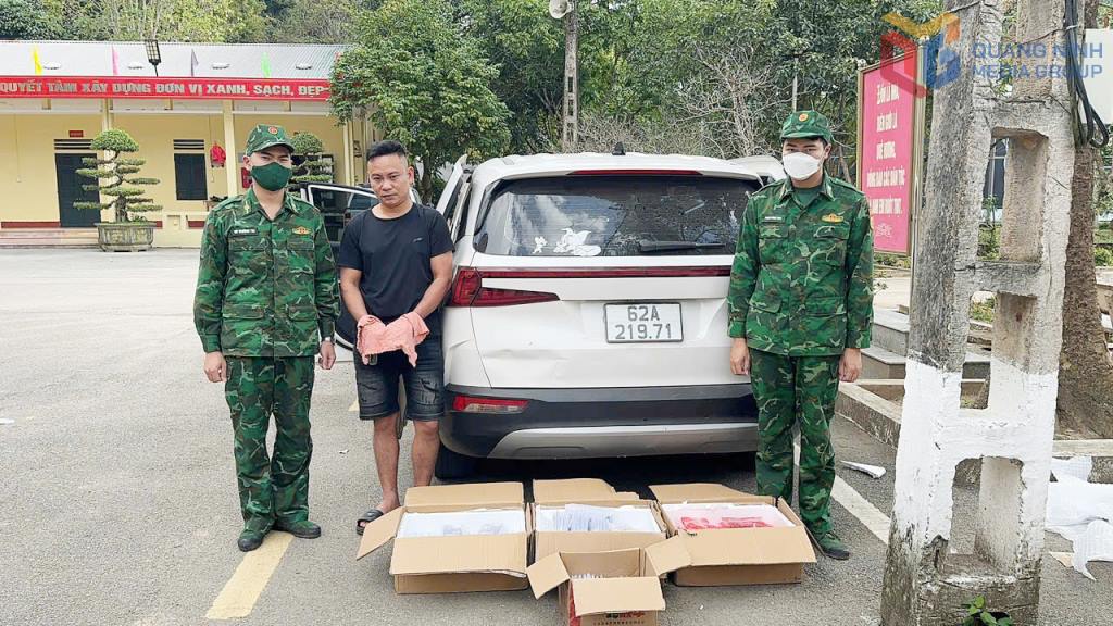 Subject Bui Van Hung in the case of illegally transporting 177 Iphone phones. Photo: Nguyen Chien