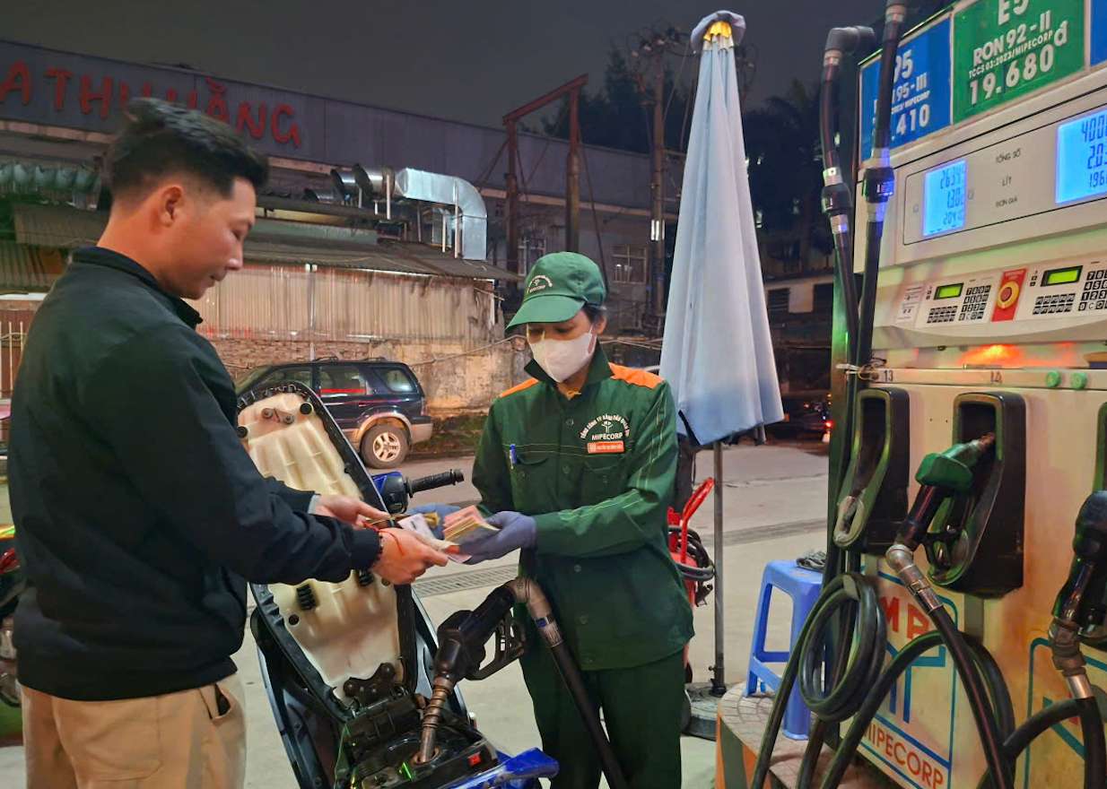 Gasoline prices are forecast to decrease for the third consecutive week in the price management session on Thursday afternoon this week. Photo: Tuyet Lan