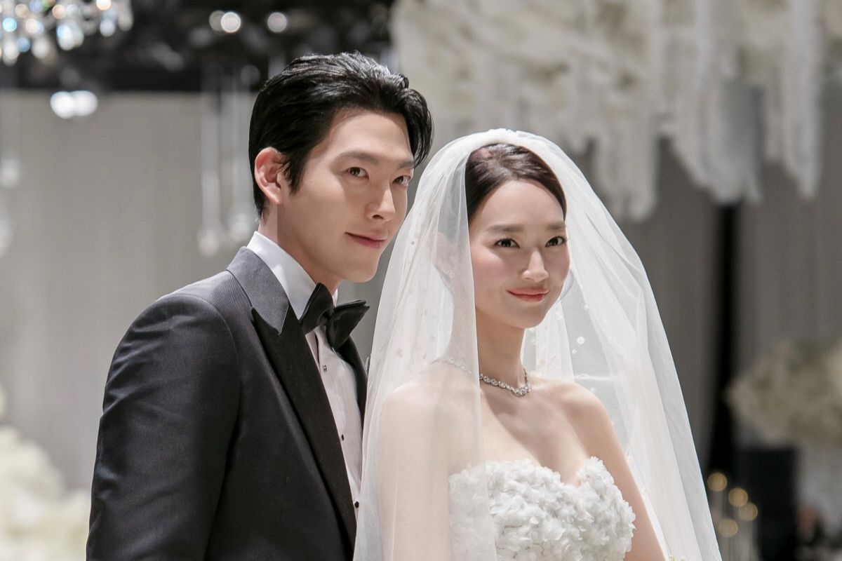 Kim Woo Bin and Shin Min Ah got married after 10 years of dating. Photo: Lotte