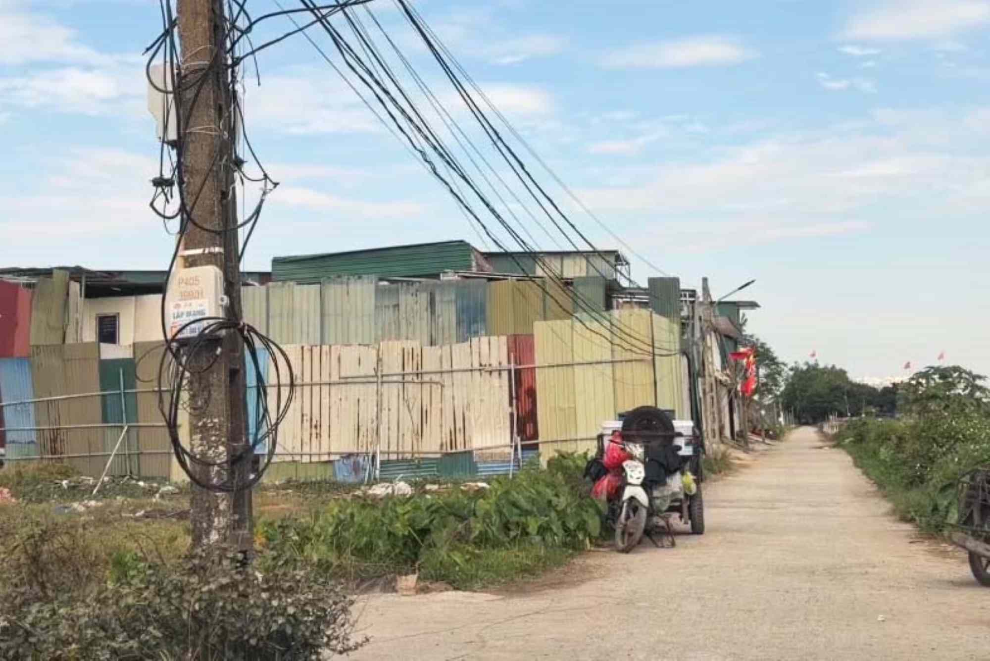 Lan xuong, nha tam nam doc canh dong tai thon Sieu Quan. Anh: NHOM PV 