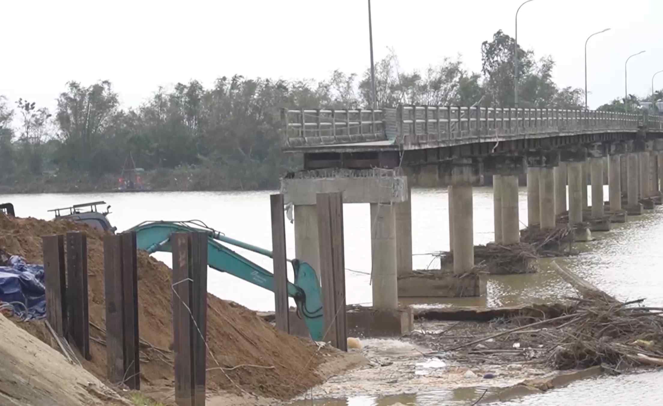 After the historic flood at the end of October, the bridge abutment and access road to Duy Phuoc bridge (also known as Ba Ngan bridge) were completely washed away by water. Photo: Nguyen Linh