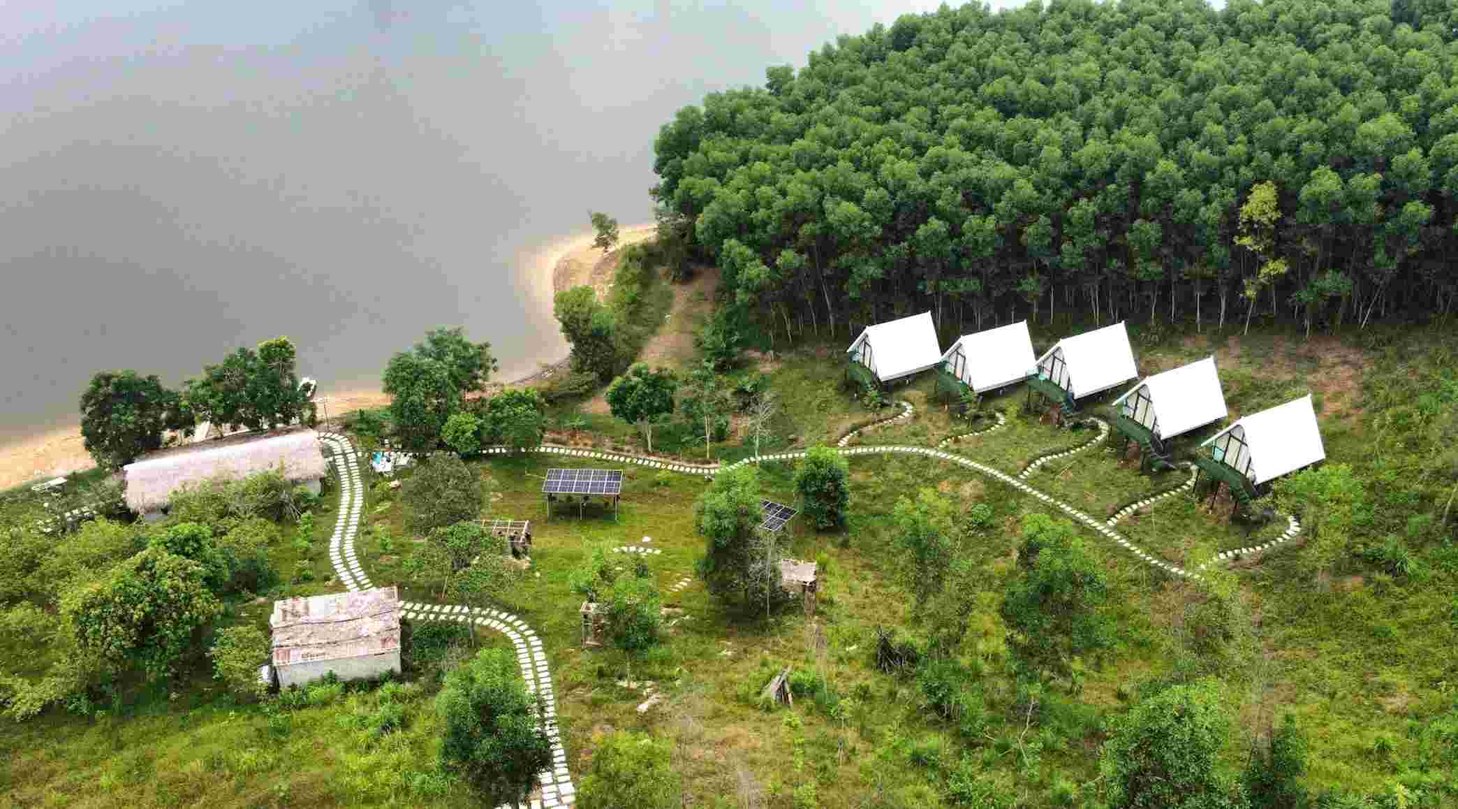 Algunas instalaciones turisticas construidas ilegalmente en la zona de Dao che - Cau Cau (comuna de Hoa Quan provincia de Nghe An). Foto: Ngoc Anh