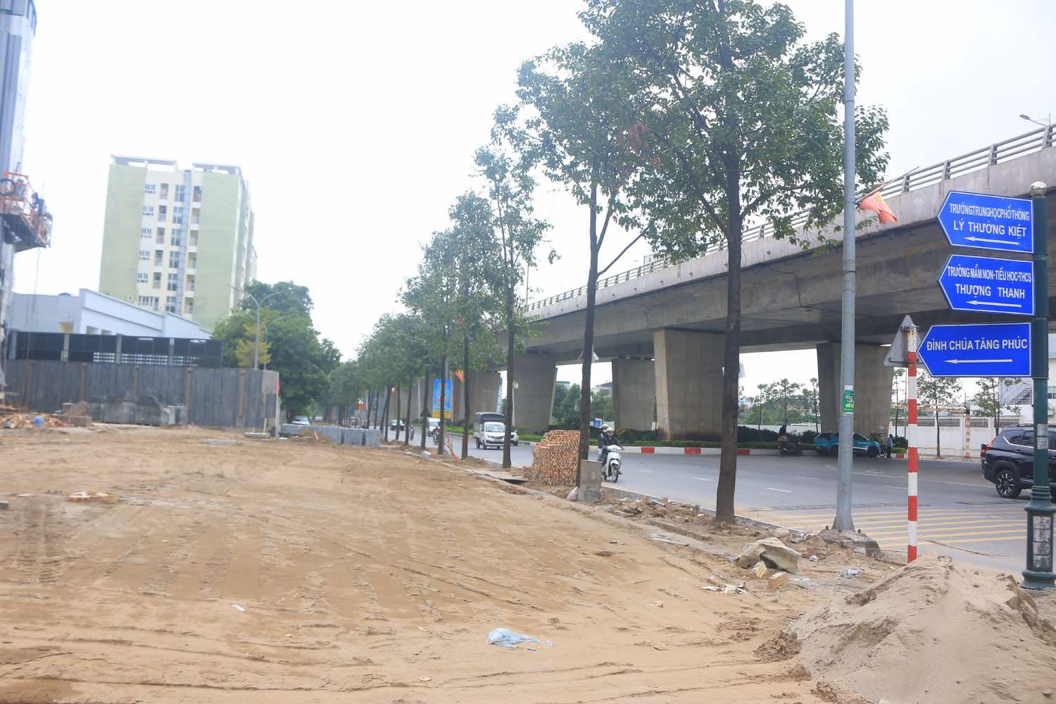 Du an nam ngay tren mat duong duong Ly Son, thuan tien cho viec buon ban cua nguoi dan. Anh: Khanh An