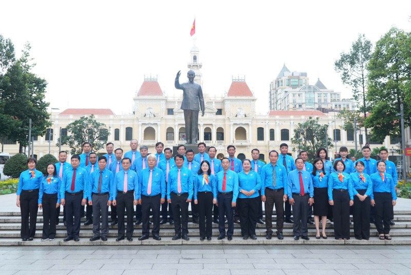 The delegation of the Standing Committee and Executive Committee of the Ho Chi Minh City Labor Federation offered incense and flowers to President Ho Chi Minh at the President Ho Chi Minh Monument Park. Photo: Duc Long