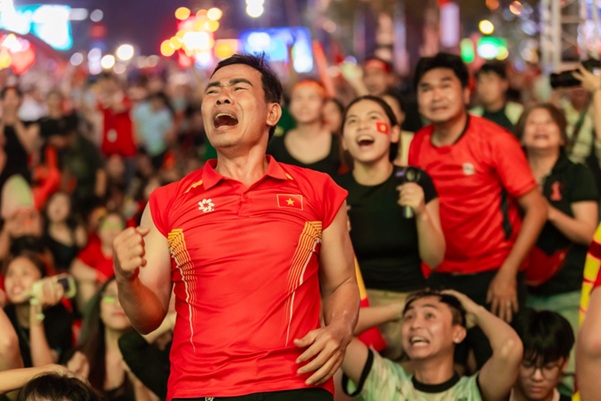 Tu online den offline, Bia Saigon ket noi nguoi ham mo tren khap moi mien qua hoat dong du doan ti so tren Zalo, bien tuong tac so thanh nhung khoanh khac co vu day cam xuc. Anh: SABECO