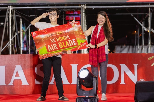 Khoanh khac niem vui nhan doi khi nguoi ham mo trung thuong 01 xe may tu Bia Saigon thong qua hoat dong du doan ti so va quay so may man. Anh: SABECO