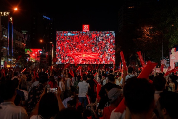Under the giant LED screen on Le Loi Boulevard, Bia Saigon has connected millions of hearts to join in the pride and love of Vietnamese football. Photo: SABECO