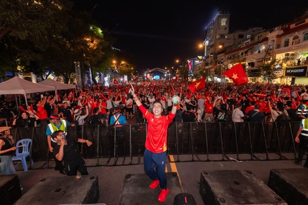 Tai Dai hoi xem bong da ngoai troi cung Bia Saigon, moi khoang cach duoc xoa nhoa - tat cung toa chung nhip dap tu hao, tiep lua cho U22 Viet Nam tai SEA Games 33. Anh: SABECO
