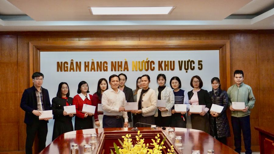The Vietnam Bank Trade Union supports State Bank employees directly affected by storms and floods in November 2025. Photo: Banking Trade Union