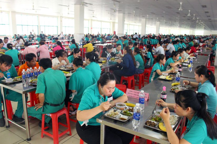 Dong Thap 지방에는 370개 이상의 기초 노동조합이 74 856명의 DV와 NLD를 대상으로 40 000 VND에서 250 000 VND 사이의 식사로 '노동조합 식사'를 조직했습니다. 사진: Luc Tung