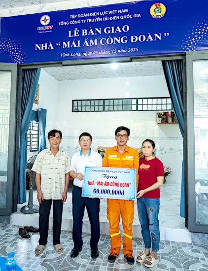 Representantes del Sindicato de Electricidad de Vietnam entregan apoyo al Mai am Cong doan a los miembros del sindicato Phan Van Thang. Foto: Sindicato de Electricidad de Vietnam