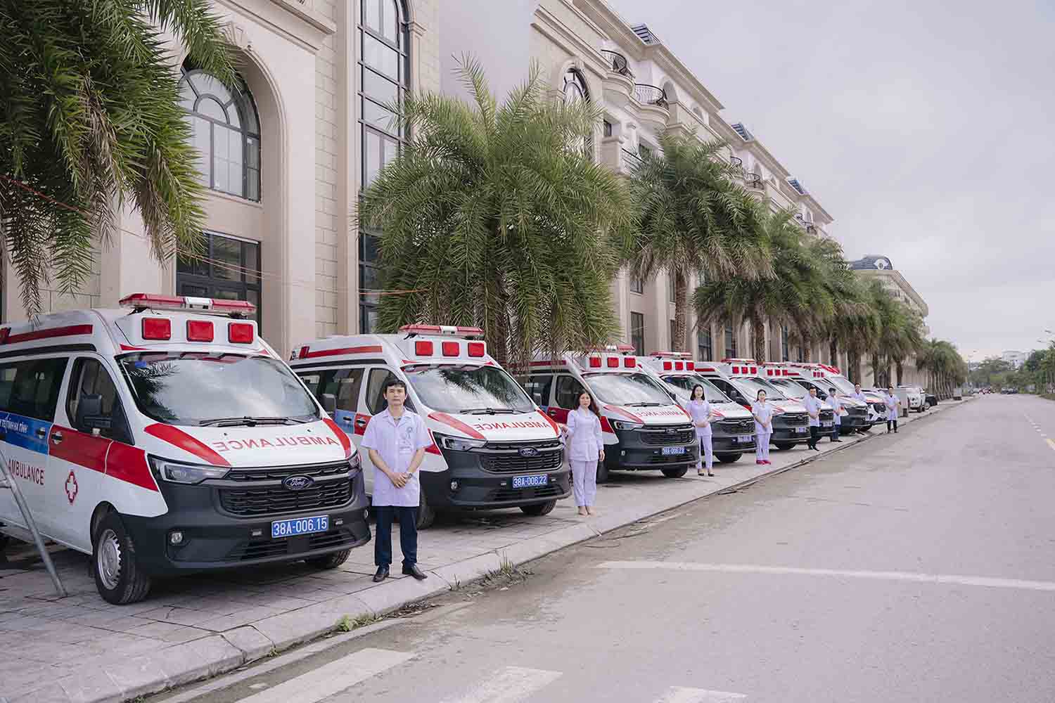 El Grupo Vingroup apoya a la provincia de Ha Tinh con 15 vehiculos de rescate. Foto: Hoang Anh.