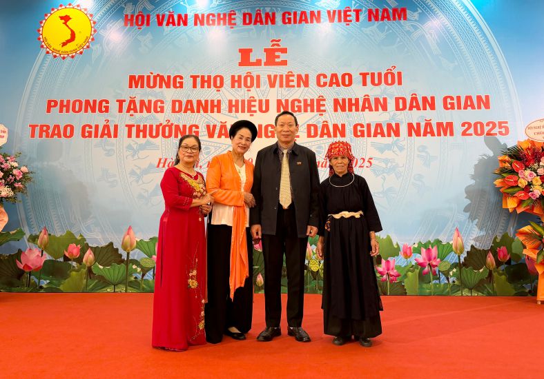 Delegados que ganaron el Premio de Arte Folclorico de Vietnam 2025. Foto: Minh Trang