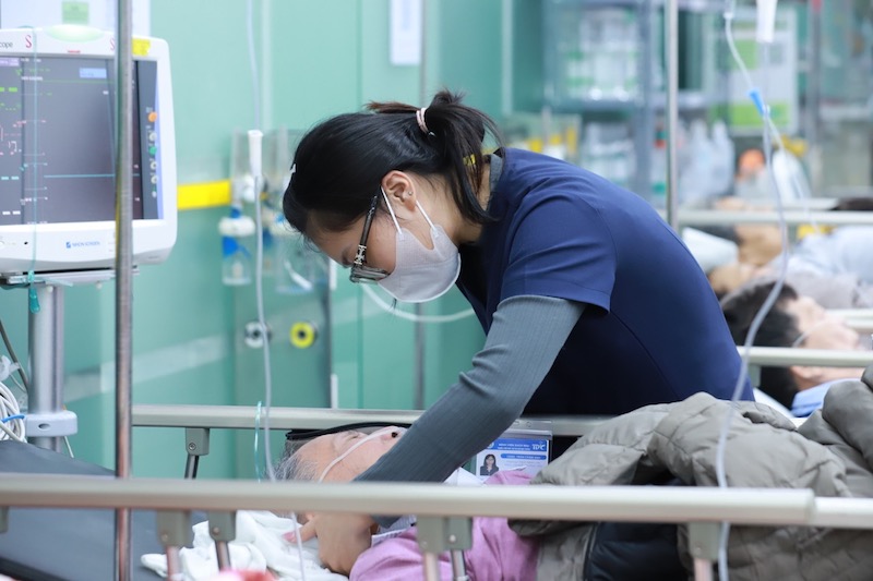 보건부는 3급 의사 직책으로 전환하는 조건에 대한 정보를 제공합니다. 사진은 환자를 돌보는 의료진입니다. 사진: 투이린