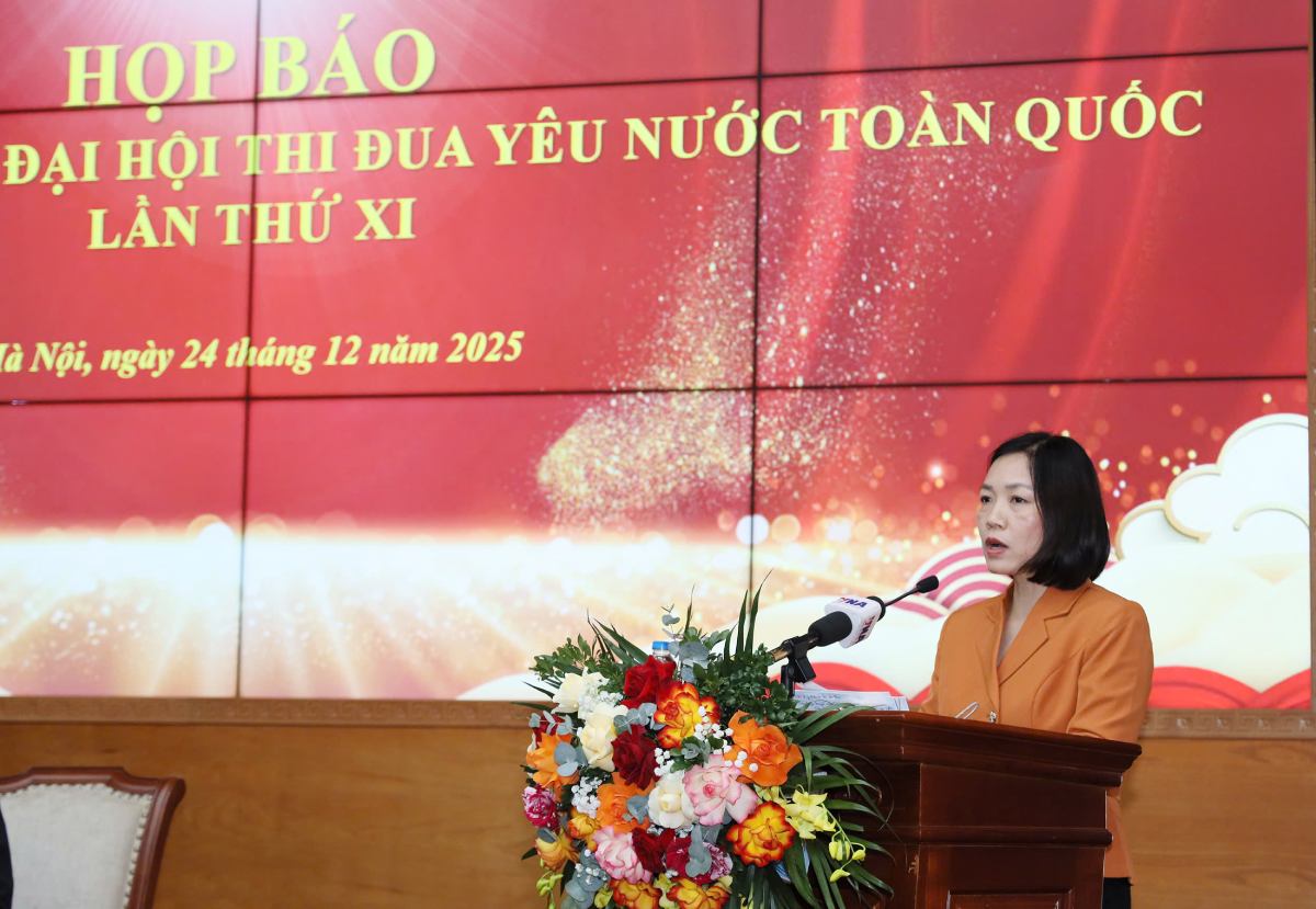 Pho Truong ban Ban Thi dua - Khen thuong Trung uong Do Thuy Phuong thong tin tai hop bao. Anh: Chi Tam 