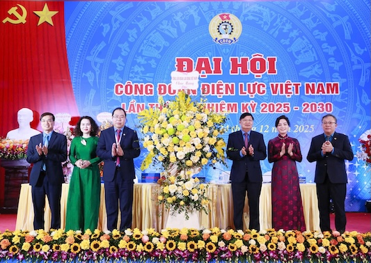 Vice President of the Vietnam General Confederation of Labor Phan Van Anh (3rd, from right) congratulated the 7th Congress of the Vietnam Electricity Trade Union. Photo: Dac Cuong