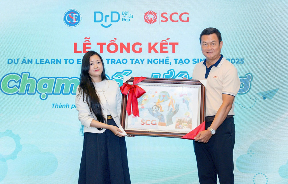 Ms. Pham Thi Kim Hang, Director of HaliCare Company Limited, presented a special souvenir made by the students of the Learn to Earn project to SCG - a symbol of skills, efforts and sustainable values. Photo: Provided by the enterprise
