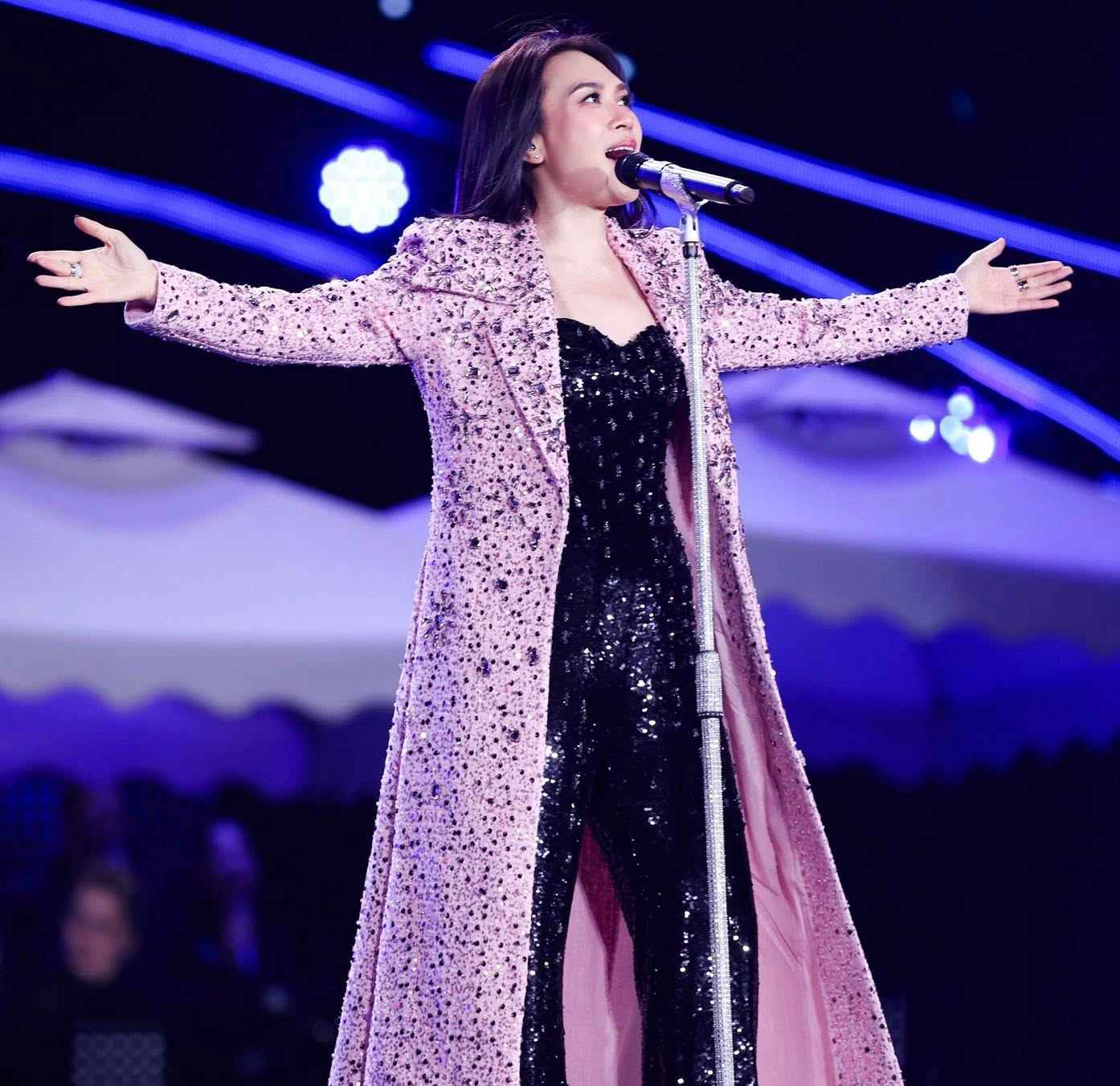 My Tam the hien ca khuc tai dem concert. Anh: Nghe si cung cap.