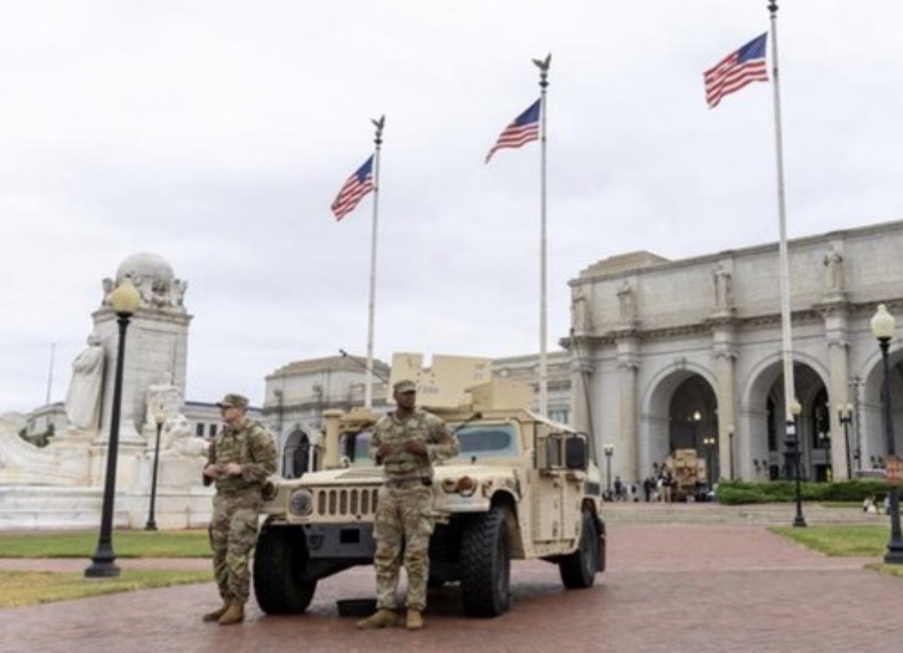 Miembros de las Fuerzas Armadas Nacionales patrullan fuera de la estacion Union en Washington D.C. EE. UU. 19 de agosto de 2025. Foto: Xinhua