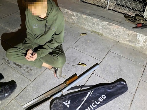 Thiếu niên 15 tuổi mang dao đi đánh nhau bị CSGT Hà Nội phát hiện. Ảnh: CAHN