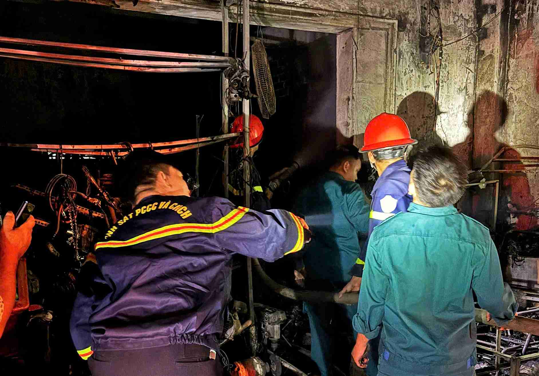 Nhieu tai san, may moc, phu tung nong co ben trong can nha bi thieu rui hu hong. Anh: Phuc Khanh 