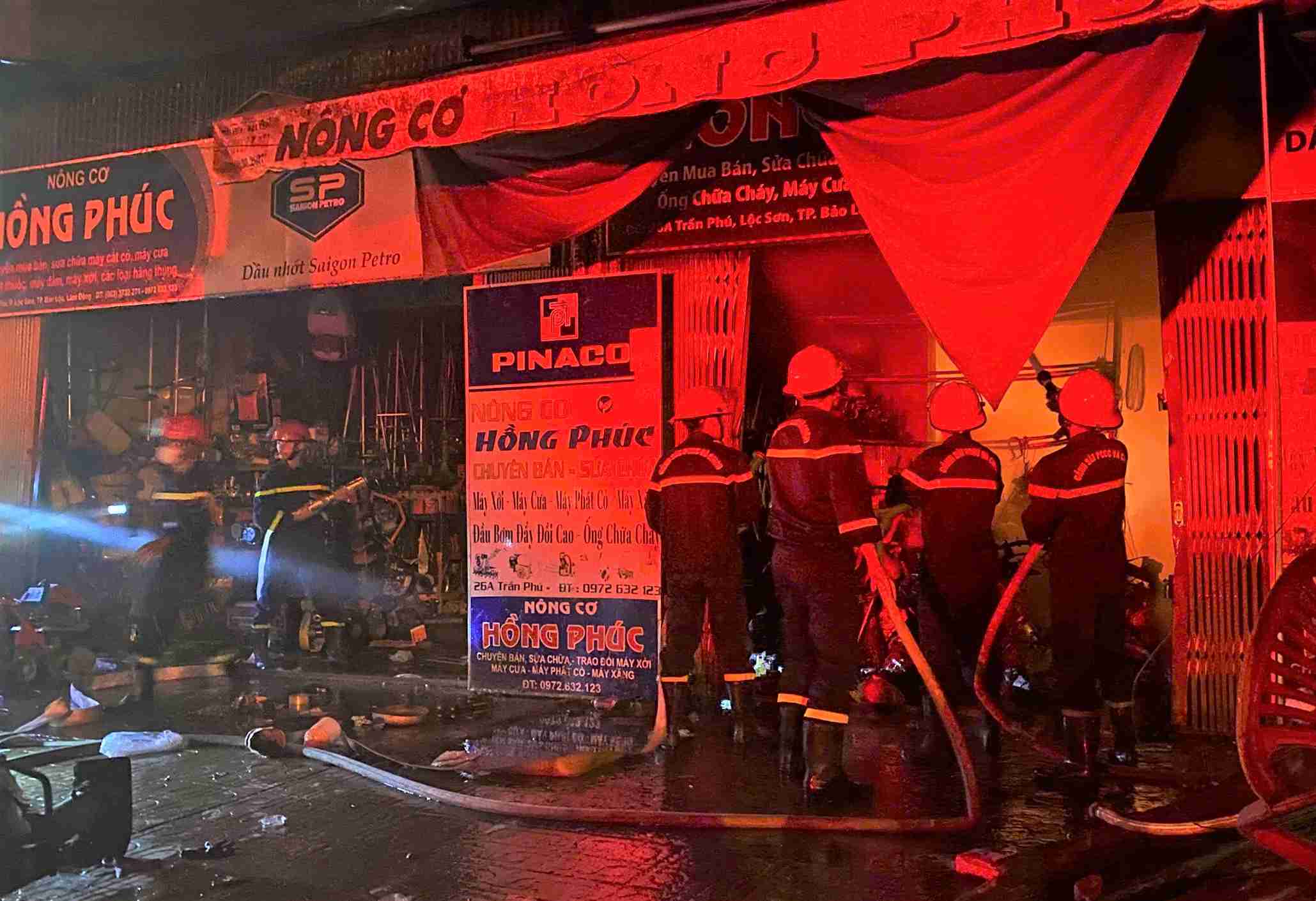 기능 부대가 오늘 새벽 람동성 B'Lao 구에서 발생한 화재를 진압하는 데 집중하고 있습니다. 사진: Phuc Khanh