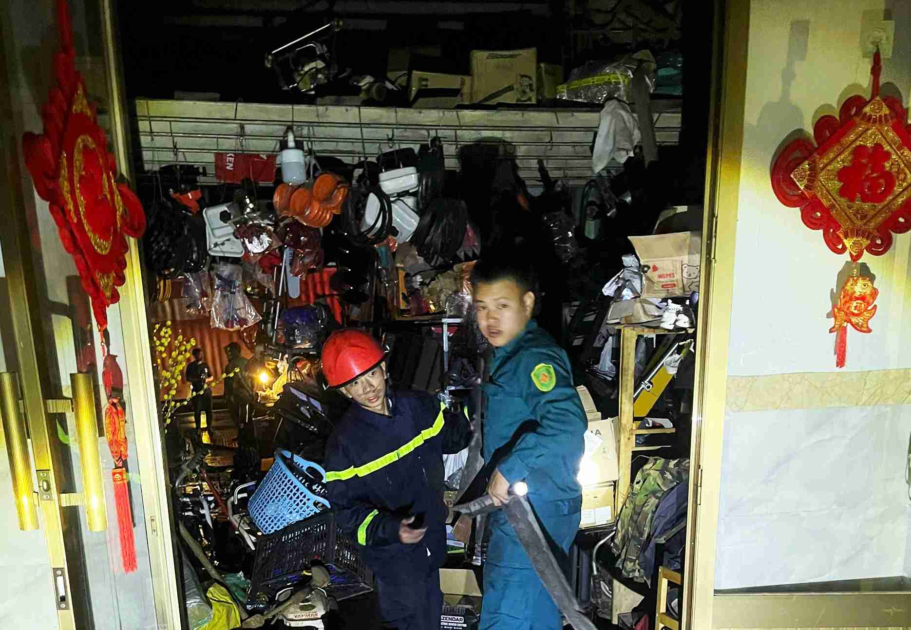 Cac luc luong no luc di chuyen tai san, may moc ra khoi dam chay. Anh: Phuc Khanh 