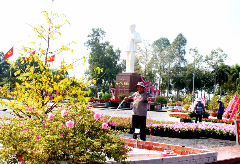 Nhung nguoi tho hoan thien cong doan cuoi tai khu vuc Quang truong Sa Dec. Anh: Luc Tung