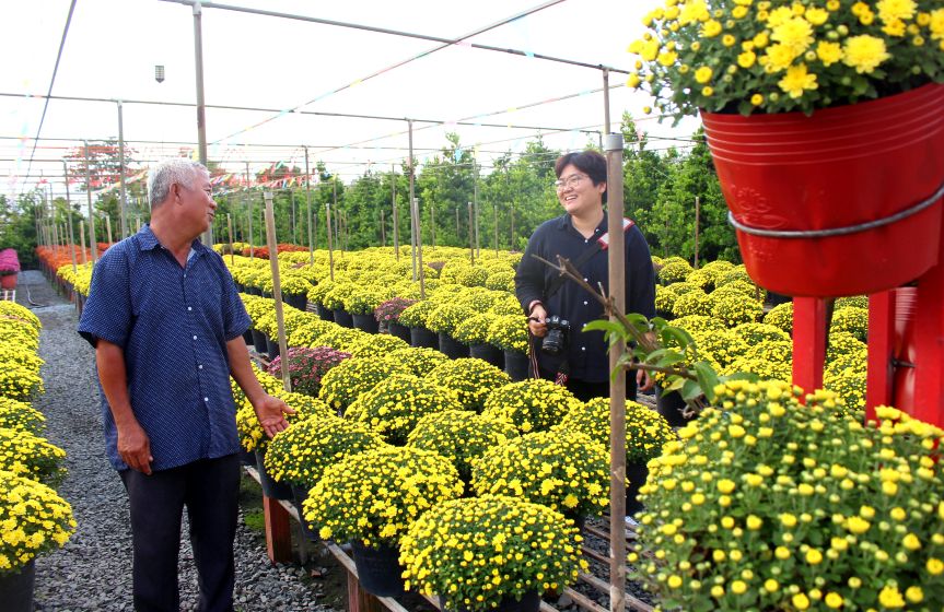 Tat ca su chuan bi chinh chu nay nhu thong diep goi moi day hap dan: hay den voi Festival hoa kieng de huong tron cam xuc tinh dat- tinh hoa day suc tre cua lang hoa tram nam tuoi. Anh: Luc Tung