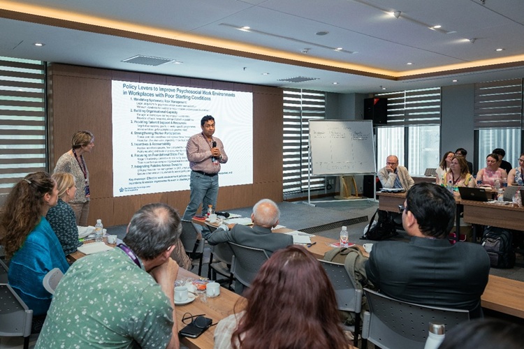 Cac giao su dau nganh hop mat tai UEH.ISB trong su kien hoi thao quy mo quoc te. Anh: UEH.ISB