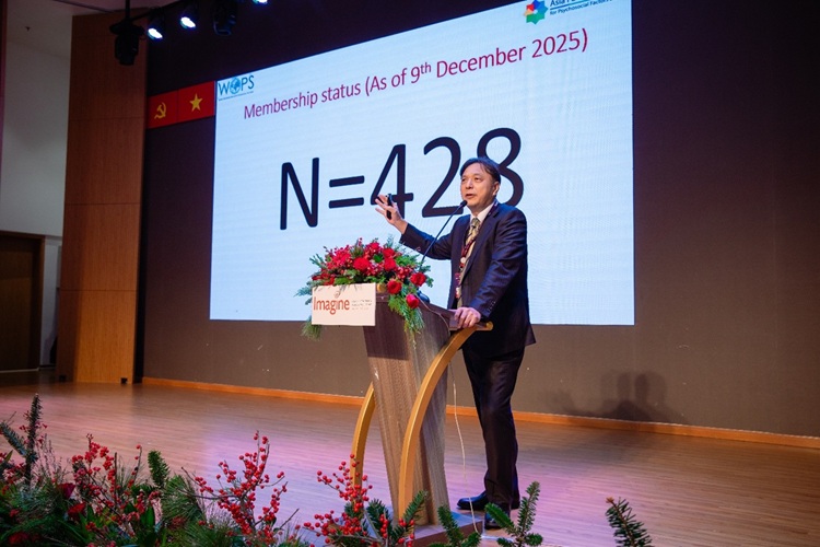 Giao su Akinori Nakata, chu tich APA-PFAW, phat bieu tai buoi le khai mac. Anh: UEH.ISB