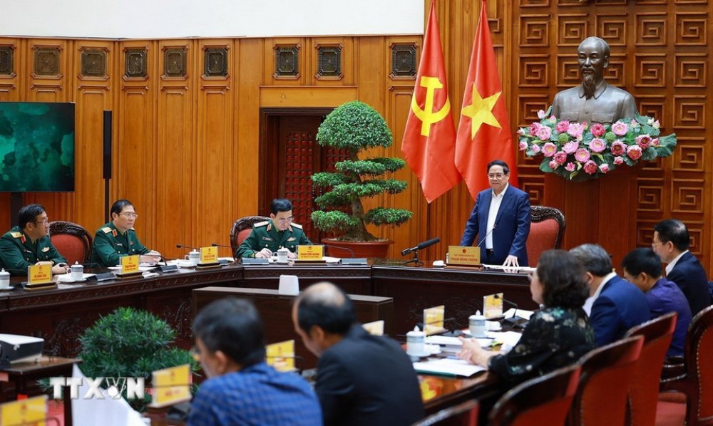 Thu tuong Chinh phu Pham Minh Chinh lam viec voi Bo Quoc phong ve phat trien cong nghiep quoc phong. Anh: TTXVN