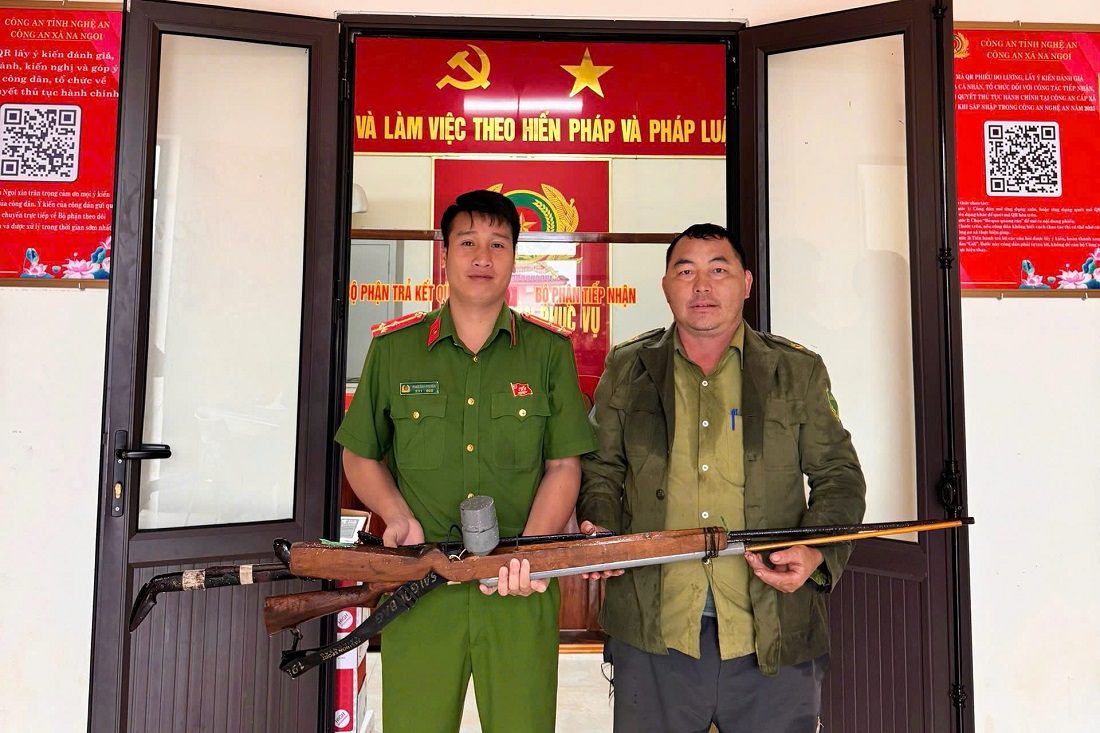 Residentes de las aldeas entregan voluntariamente armas en la sede de la policia de la comuna de Na Ngoi (Nghe An). Foto: Manh Hung