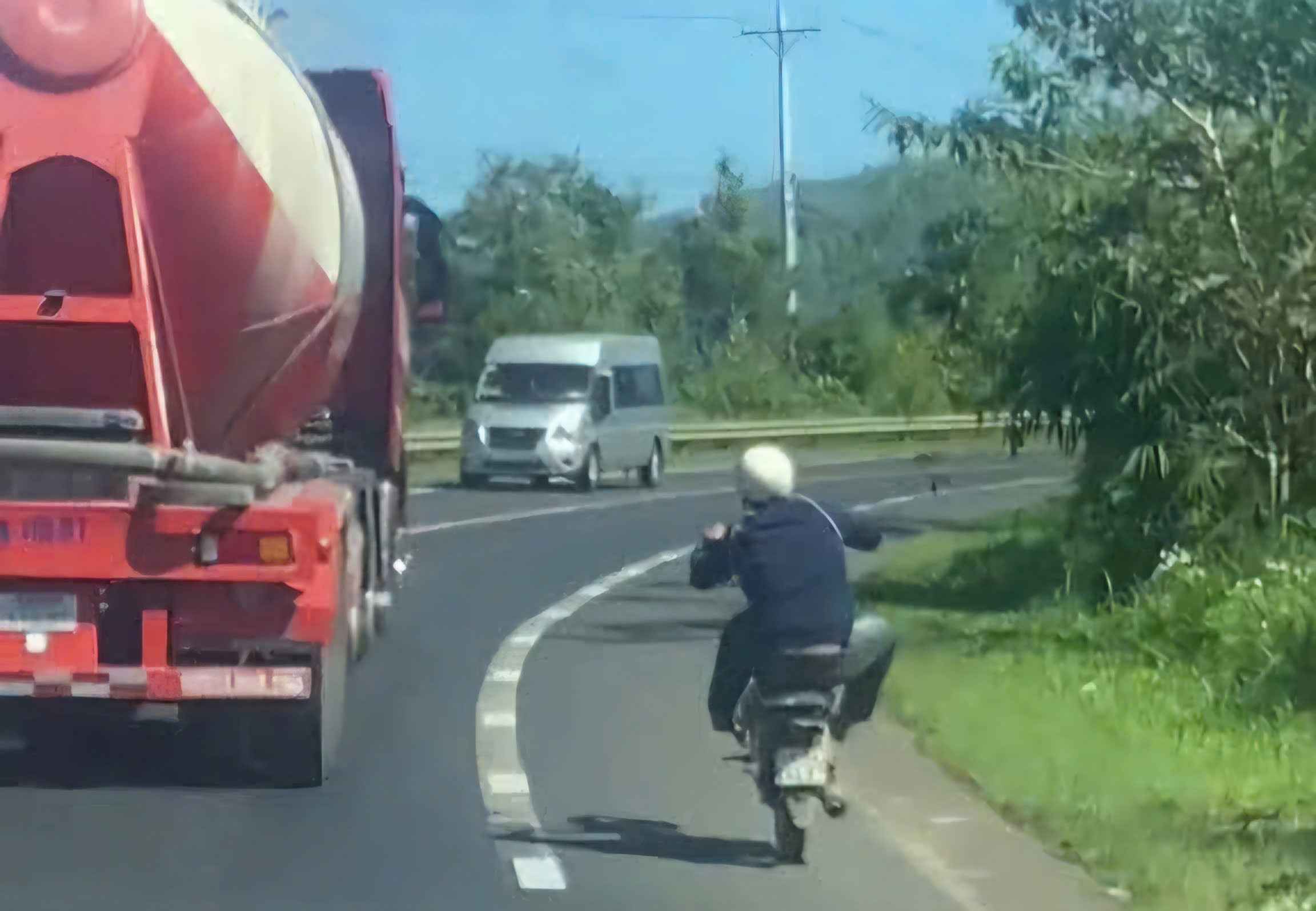 Hình ảnh thiếu niên điều khiển xe máy bốc đầu cạnh xe bồn trên Quốc lộ 20. Ảnh: Công an cung cấp 