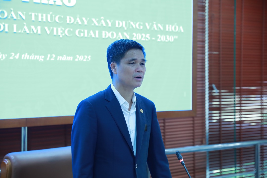 Mr. Ngo Duy Hieu - Vice President of the Vietnam General Confederation of Labor - spoke at the workshop. Photo: Bao Han