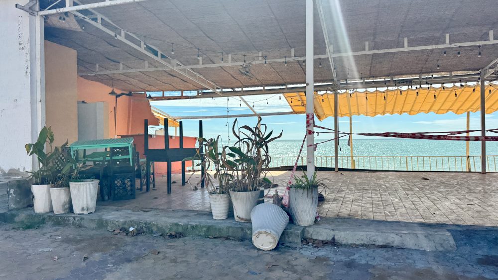 Mot quan trong khu vuc sat lo ke bien da rao day ngung hoat dong. Anh: Duy Tuan 