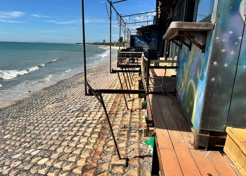 Mot quan xay dung coi noi ra dien tich ke bien, co cac tru chong xuong ke. Anh: Duy Tuan 