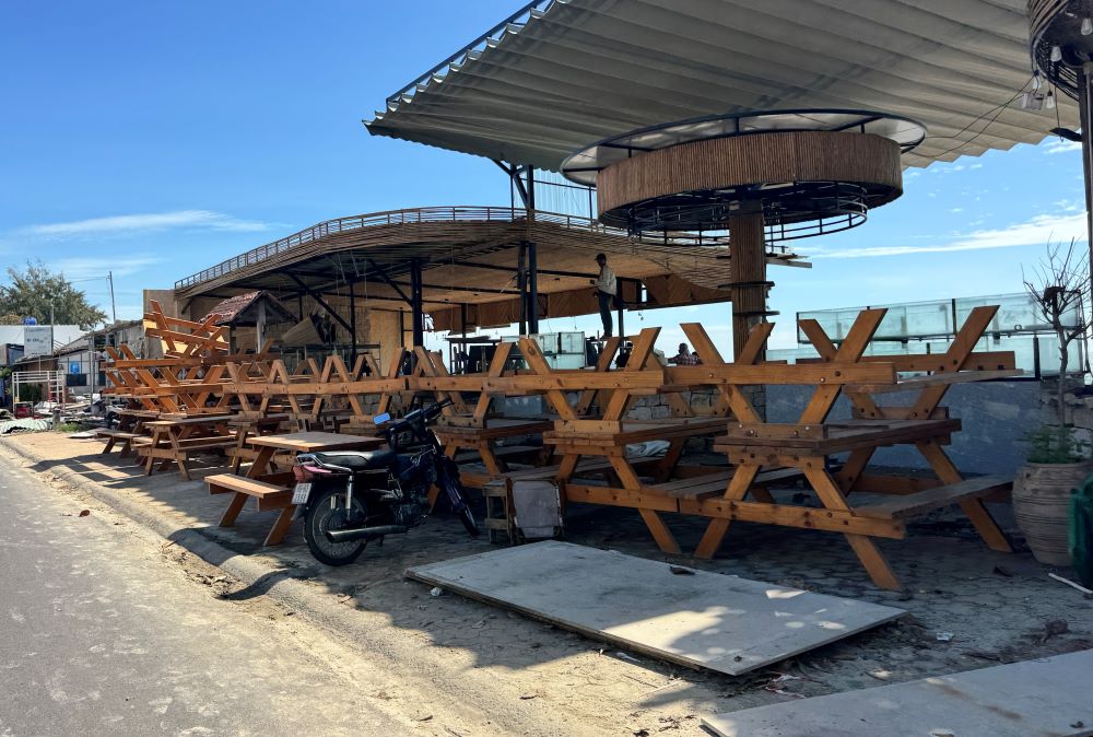 Mot quan hai san trong khu vuc sat lo da doi ban ghe ra phia truoc quan. Anh: Duy Tuan 