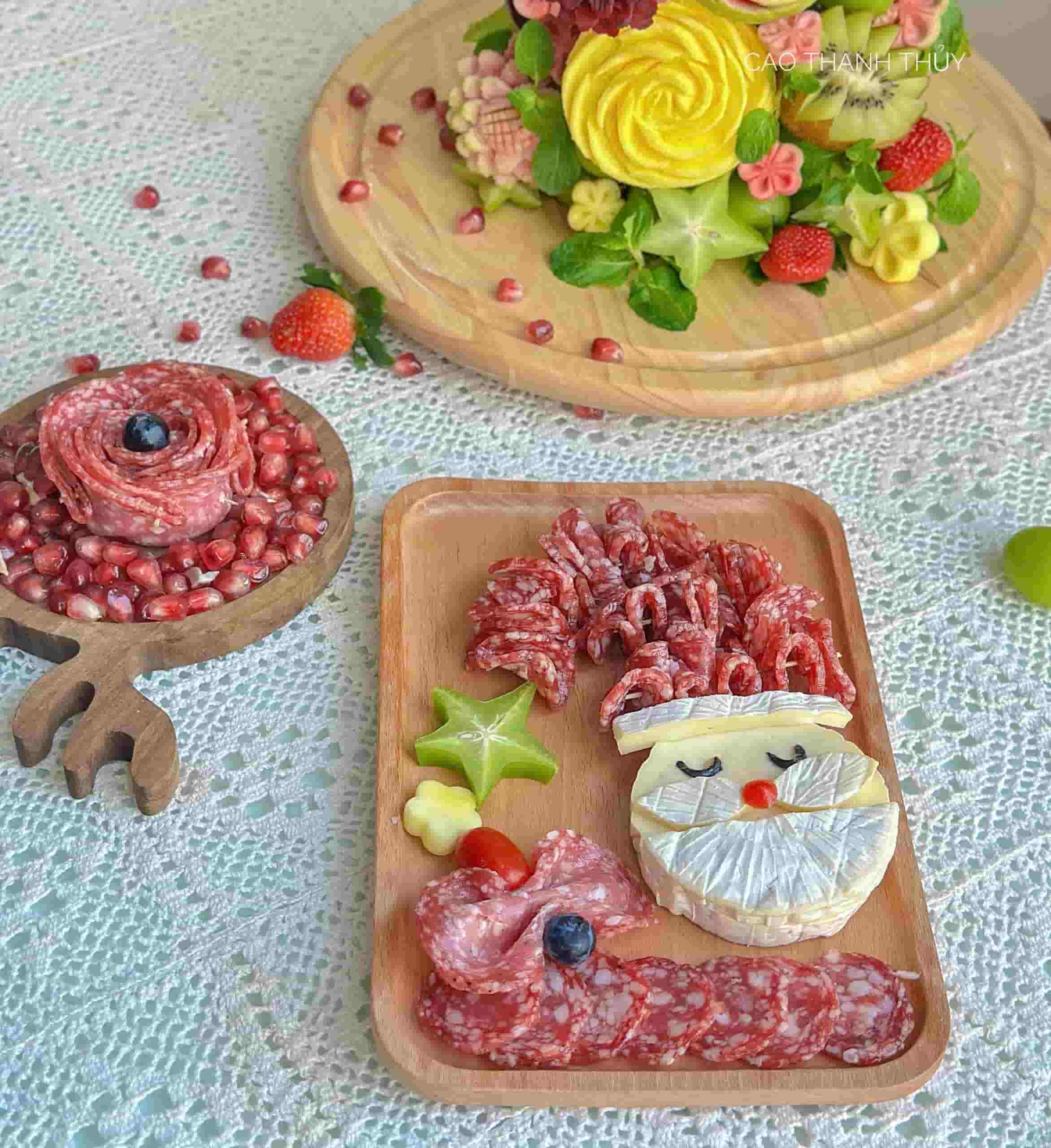 Dia thit nguoi va pho mai voi tao hinh ong gia Noel doc dao. Anh: NVCC 