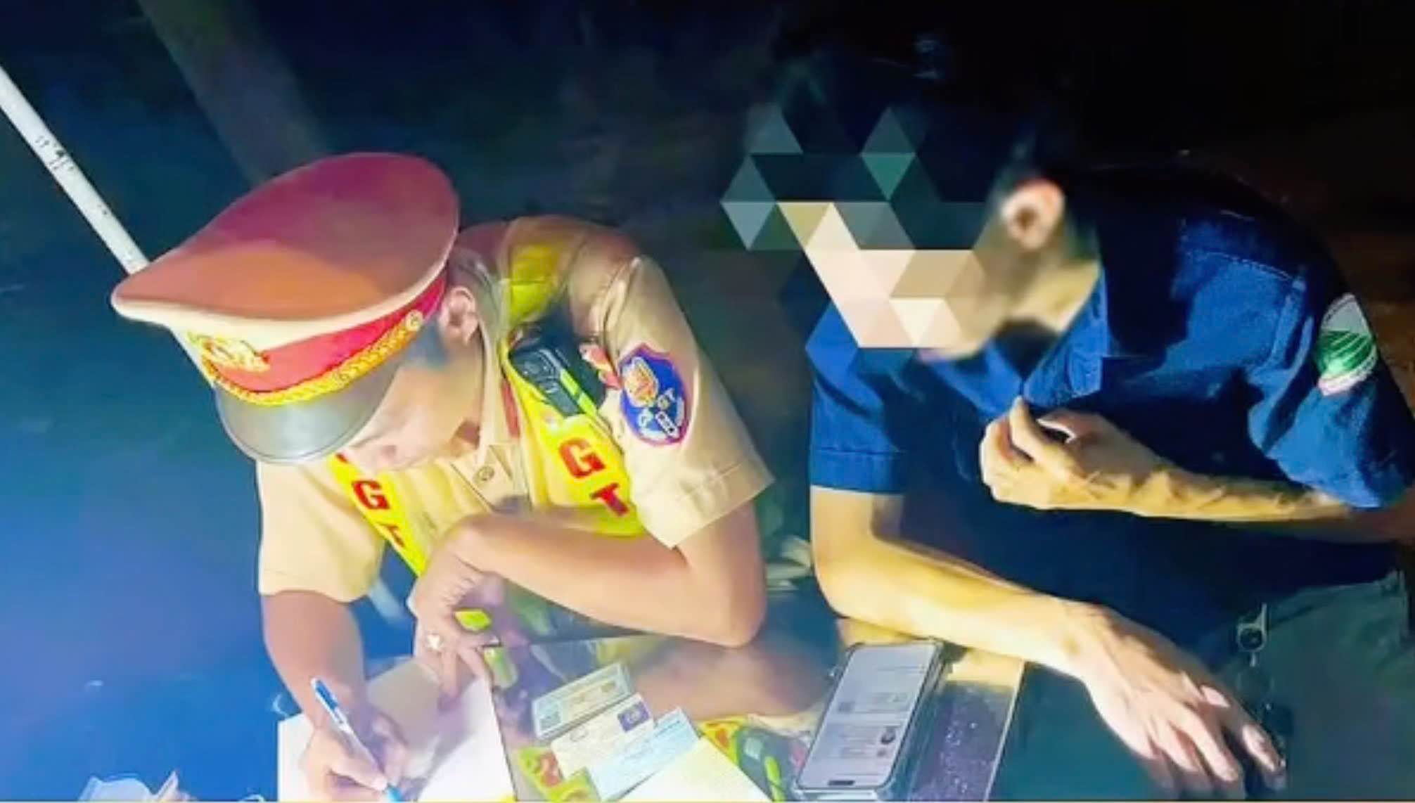 L'equipe de police de la circulation routiere n° 2 a dresse un proces-verbal pour sanctionner le conducteur du vehicule de secours pour l'acte de conduire un vehicule ayant le droit de priorite en utilisant un dispositif de signalisation de priorite non conforme a la reglementation. Photo : Departement de la police de la circulation de Dong Nai