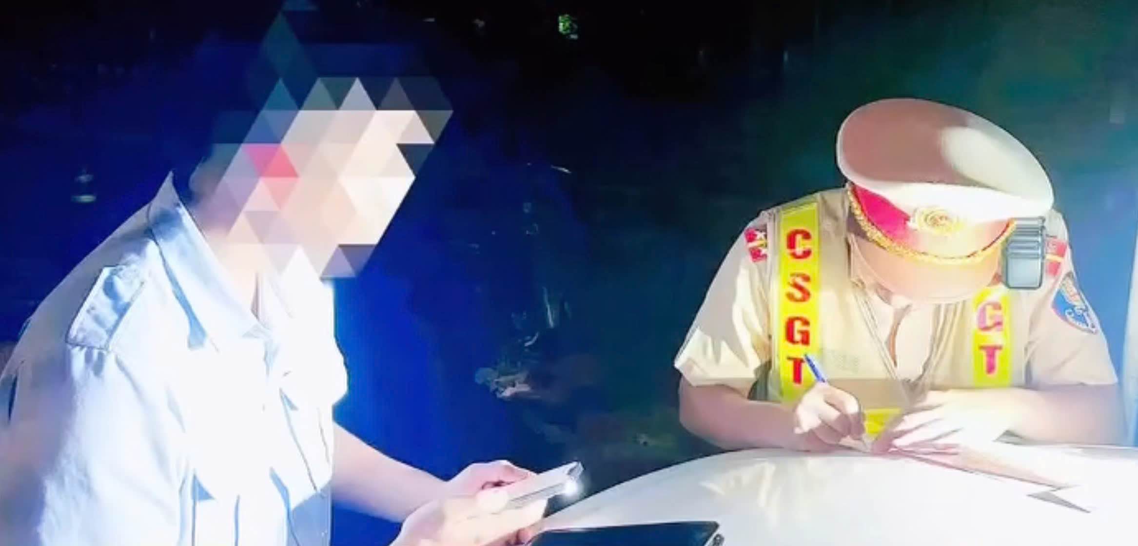 Doi CSGT duong bo so 2 lap bien ban xu phat tai xe dieu khien xe cuu thuong ve hanh vi dieu khien xe duoc quyen uu tien su dung thiet bi phat tin hieu uu tien khong dung quy dinh. Anh: Phong CSGT Dong Nai