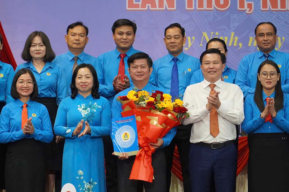 Mr. Tran Le Duy (holding flowers) continues to be the Chairman of the Tay Ninh Provincial Labor Federation. Photo: Thanh Vu