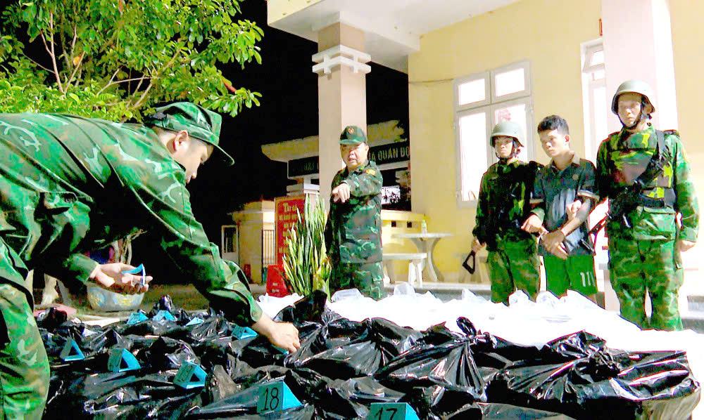 Kiểm tra một xe bán tải, lực lượng chức năng phát hiện trên xe chở 15.000 bao thuốc lá các loại mang nhãn hiệu tiếng nước ngoài. Ảnh: Biên phòng cung cấp